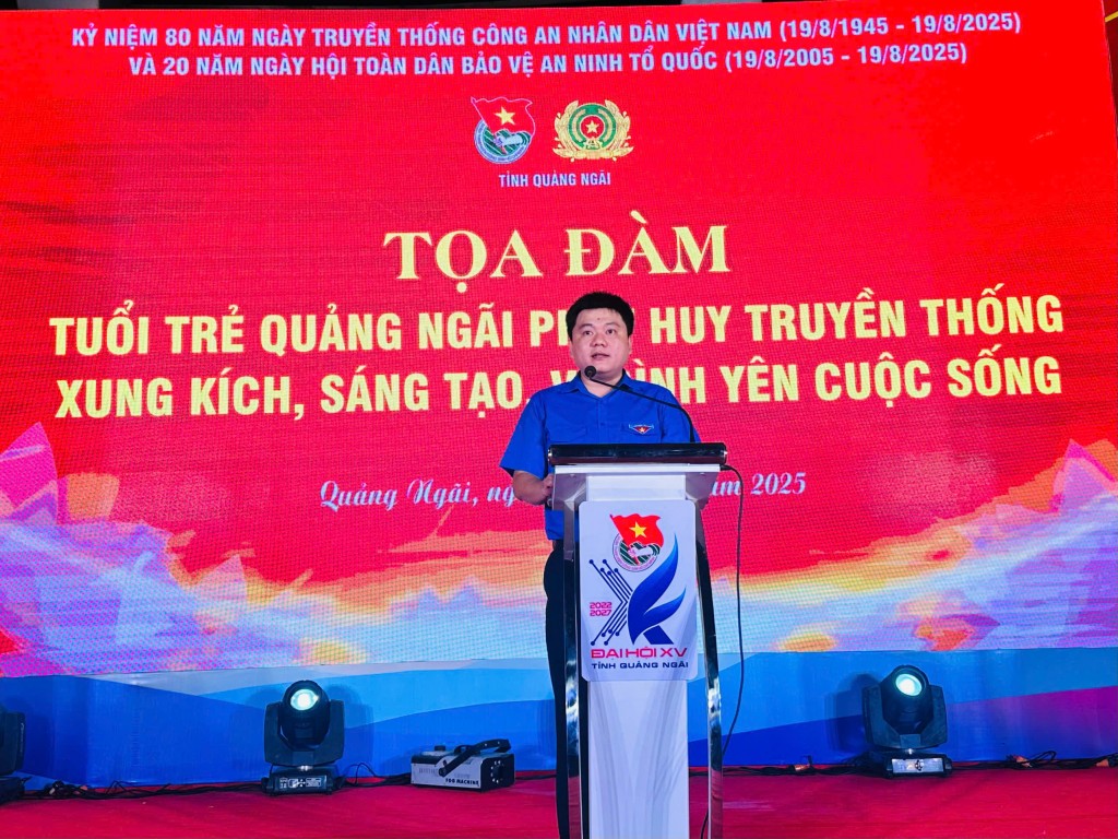 Đồng chí Trần Đăng Minh, Phó Bí thư Thường trực Tỉnh đoàn, Chủ tịch Hội Sinh viên Việt Nam tỉnh Quảng Ngãi phát biểu tại chương trình