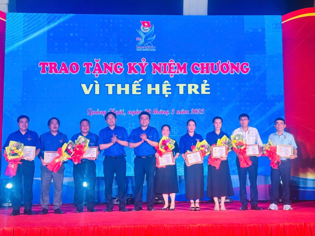 Ban Thường vụ Trung ương Đoàn, Tỉnh đoàn Quảng Ngãi trao tặng Kỷ niệm chương “Vì thế hệ trẻ” cho các cá nhân có thành tích xuất sắc