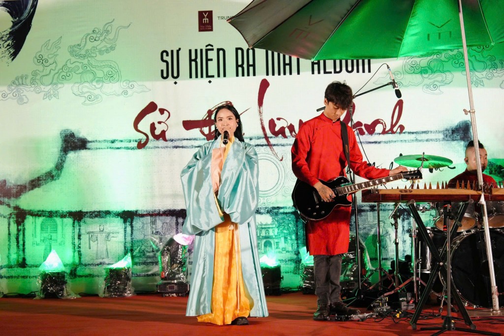Nhạc sĩ Đinh Khánh Ly biểu diễn tại Văn Miếu - Quốc Tử Giám