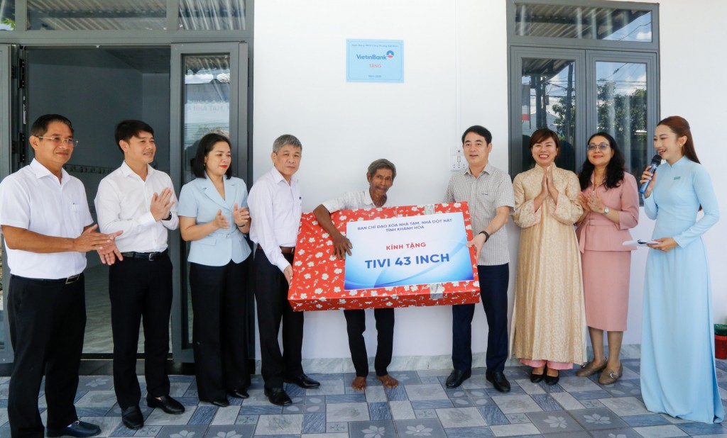 Bí thư Tỉnh ủy Nghiêm Xuân Thành và lãnh đạo VietinBank trao quà mừng nhà mới cho gia đình ông Mấu Chánh.