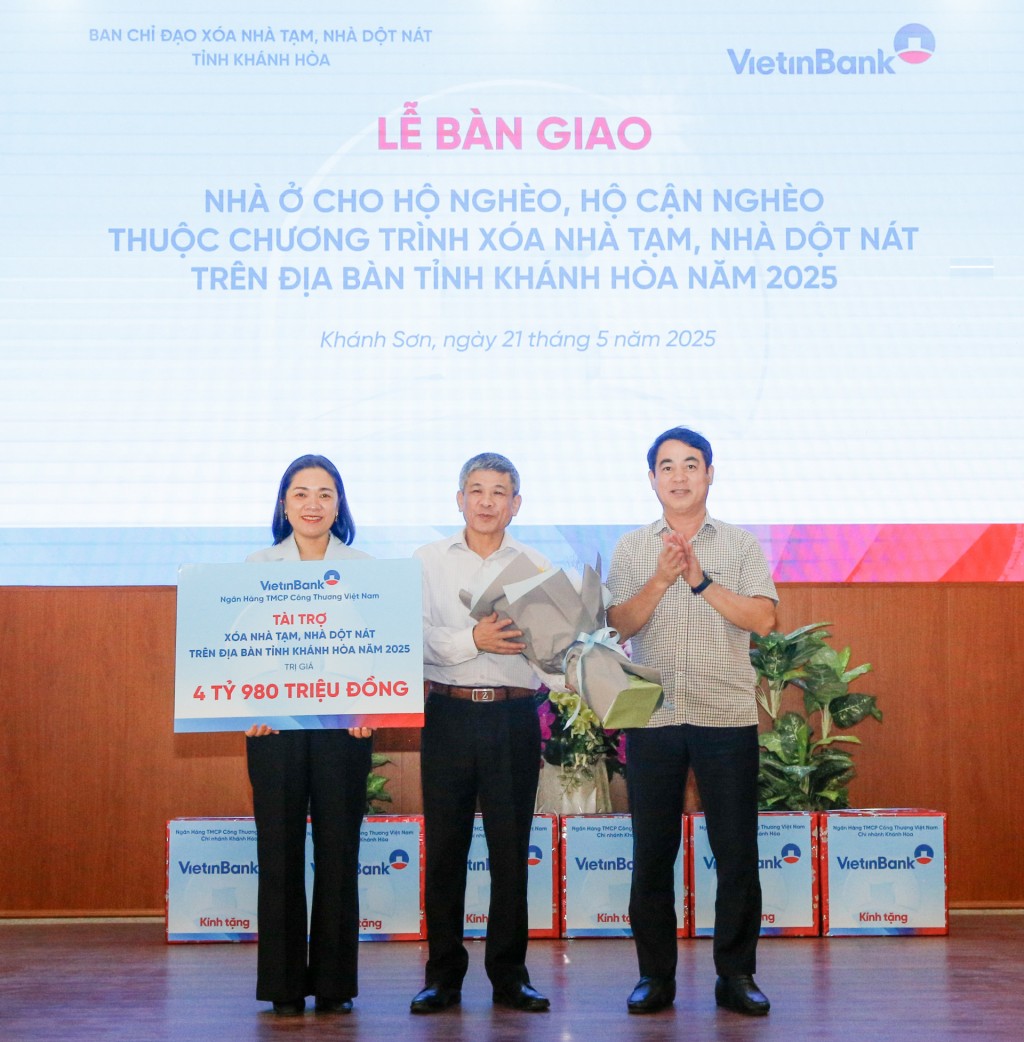 Bí thư Tỉnh ủy Nghiêm Xuân Thành tặng hoa cảm ơn sự đồng hành của VietinBank với tỉnh trong thực hiện xóa nhà tạm, nhà dột nát. Bí thư Tỉnh ủy Nghiêm Xuân Thành tặng hoa cảm ơn sự đồng hành của VietinBank với tỉnh trong thực hiện xóa nhà tạm, nhà dột nát.