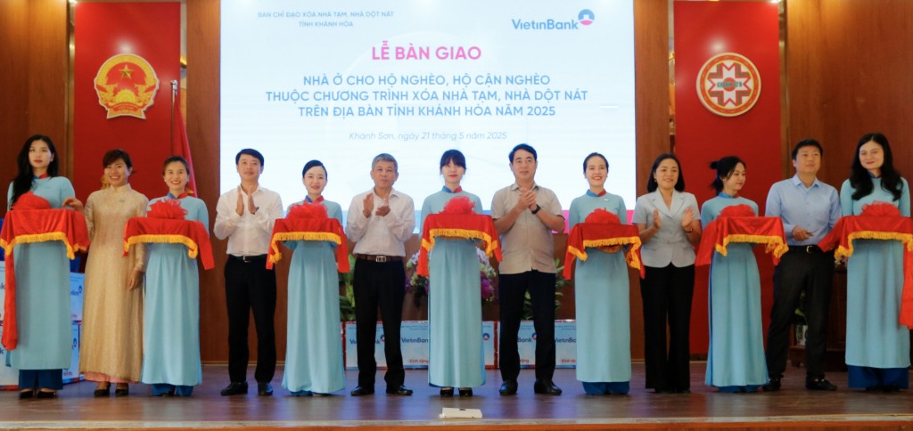 Lãnh đạo tỉnh, lãnh đạo VietinBank cắt băng khánh thành, bàn giao nhà ở cho các hộ nghèo, hộ cận nghèo, hộ khó khăn trên địa bàn huyện Khánh Sơn.