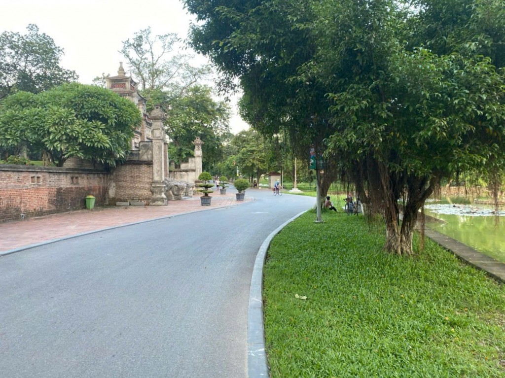 Không quan xanh, cổ kính trước khu di tích Cổ Loa. Ảnh: Quang Thái