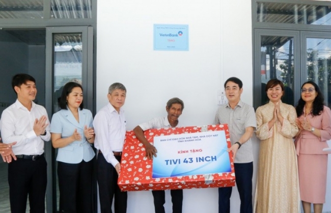 Bà con rưng rưng đón nhận căn nhà mơ ước...
