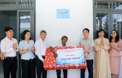 Bà con rưng rưng đón nhận căn nhà mơ ước...