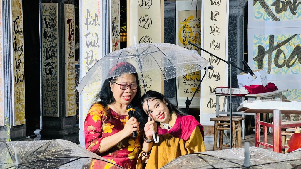 Nhạc sĩ Đinh Khánh Ly và PGS. TS Lê Thị Bích Hồng