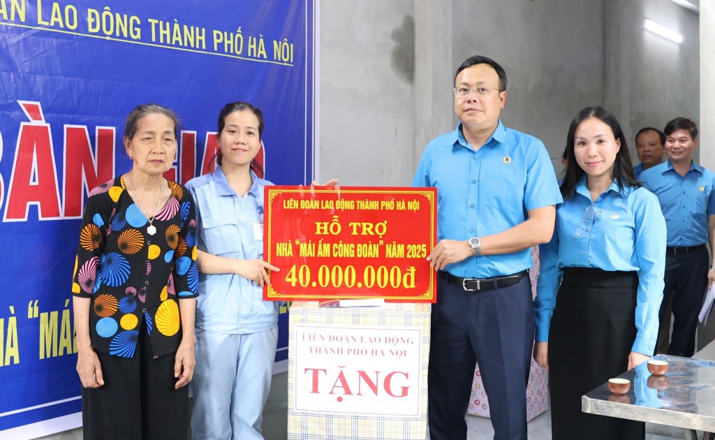 Chủ tịch LĐLĐ thành phố Hà Nội Phạm Quang Thanh trao hỗ trợ cho đoàn viên Nguyễn Thị Thanh