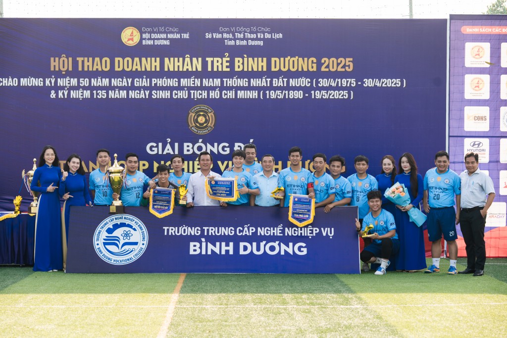 Thành viên đội bóng Trường Trung cấp nghề Nghiệp vụ Bình Dương