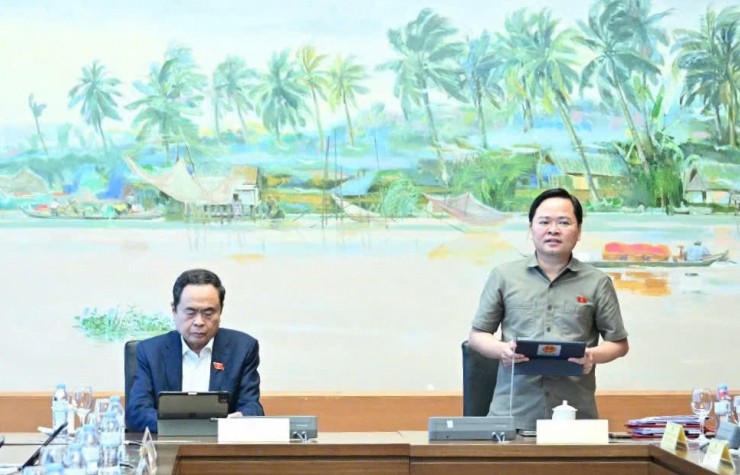 Bí thư Tỉnh ủy Nguyễn Anh Tuấn, Tổ trưởng phát biểu điều hành phiên thảo luận.