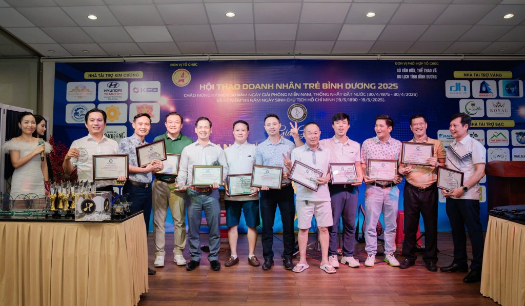 Ban Tổ chức trao thưởng cho những đội tuyển và cá nhân xuất sắc nhất ở các bộ môn. Ban Tổ chức trao thưởng cho những đội tuyển và cá nhân xuất sắc nhất ở các bộ môn.
