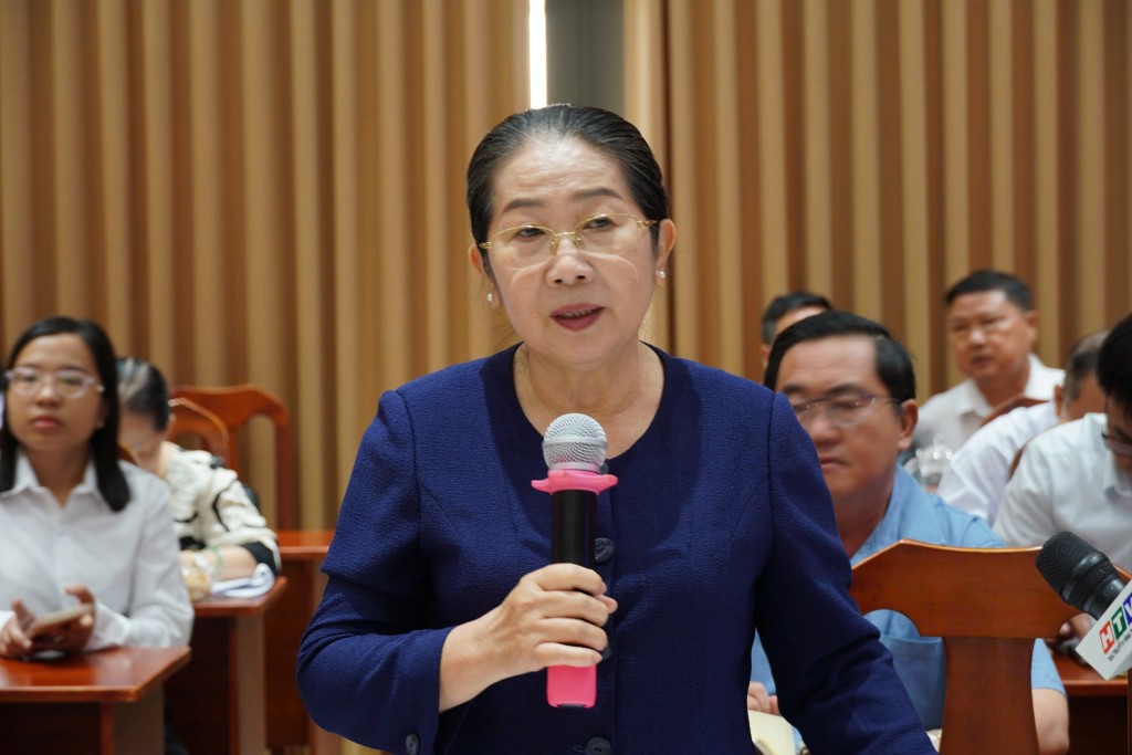Bà Võ Thị Dung góp ý cho Dự thảo Nghị quyết sửa đổi, bổ sung một số điều của Hiến pháp nước Cộng hoà xã hội Chủ nghĩa Việt Nam năm 2013.
