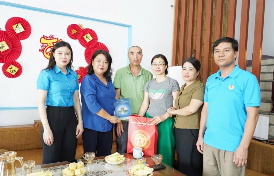 Thăm, tặng quà đoàn viên công đoàn bị tai nạn lao động