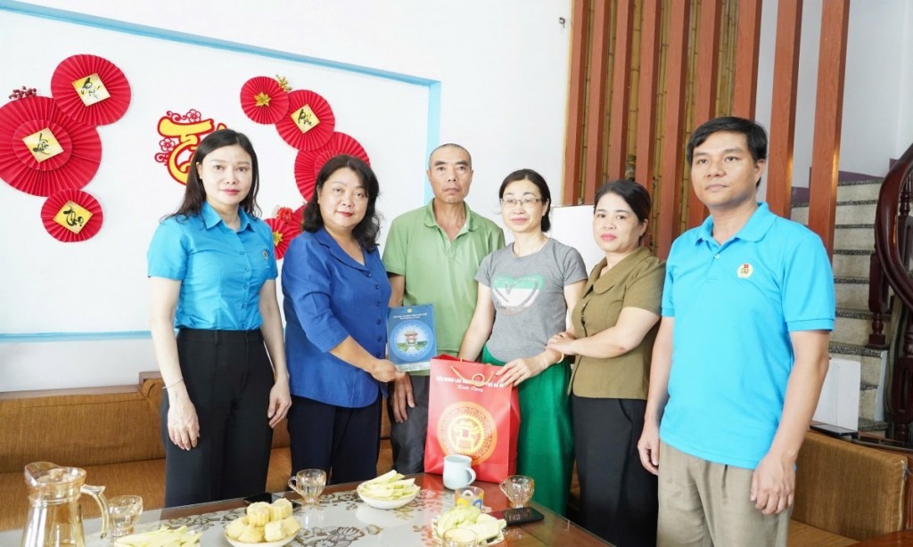 Đoàn công tác của LĐLĐ thành phố Hà Nội và LĐLĐ huyện Thường Tín đã đến thăm, tặng quà đoàn viên công đoàn Trường Tiểu học Nhị Khê