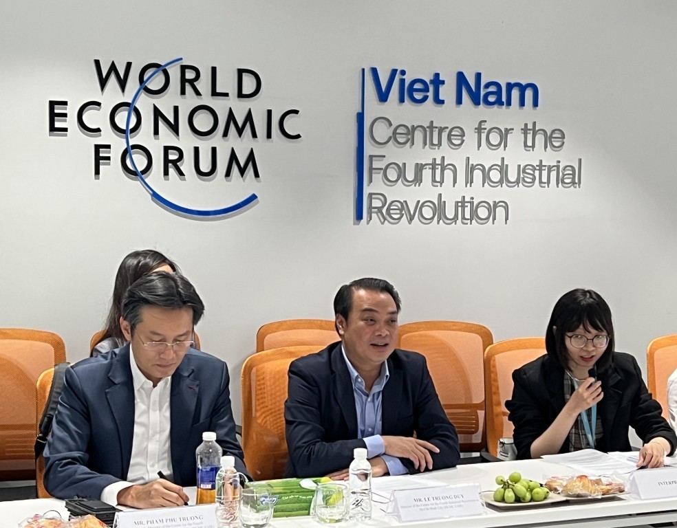Đại diện Trung tâm Cách mạng công nghiệp lần thứ 4 (C4IR) trao đổi với đoàn khách Phần Lan