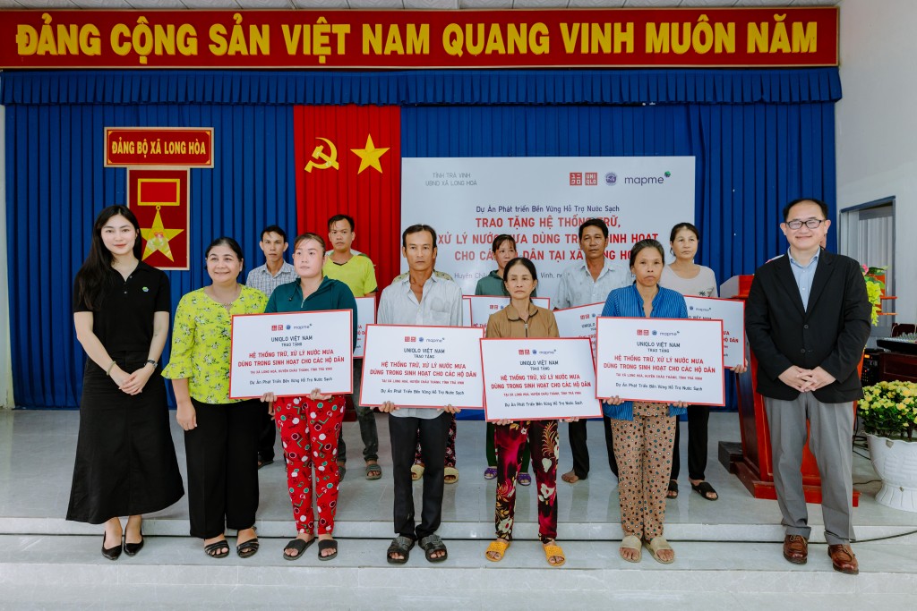 Đại diện UNIQLO cập nhật giai đoạn 3 của dự án “Hỗ trợ nước sạch” Đại diện UNIQLO cập nhật giai đoạn 3 của dự án “Hỗ trợ nước sạch”