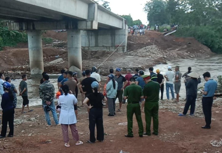 Người dân và các lực lượng chức năng phối hợp tìm kiếm các nạn nhân bị lũ cuốn