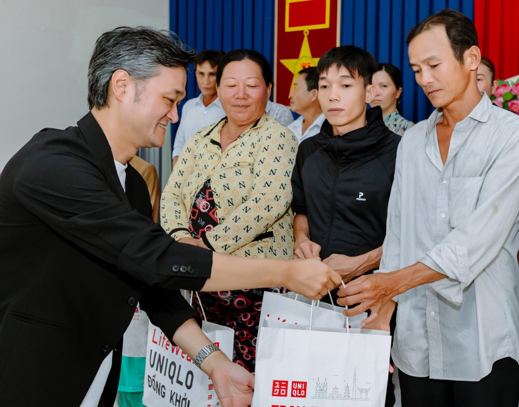 UNIQLO trao tặng gần 1.000 sản phẩm quần, áo thuộc chương trình RE.UNIQLO cho các hộ dân xã Long Hòa, huyện Châu Thành, tỉnh Trà Vinh. (1) UNIQLO trao tặng gần 1.000 sản phẩm quần, áo thuộc chương trình RE.UNIQLO cho các hộ dân xã Long Hòa, huyện Châu Thành, tỉnh Trà Vinh. (1)