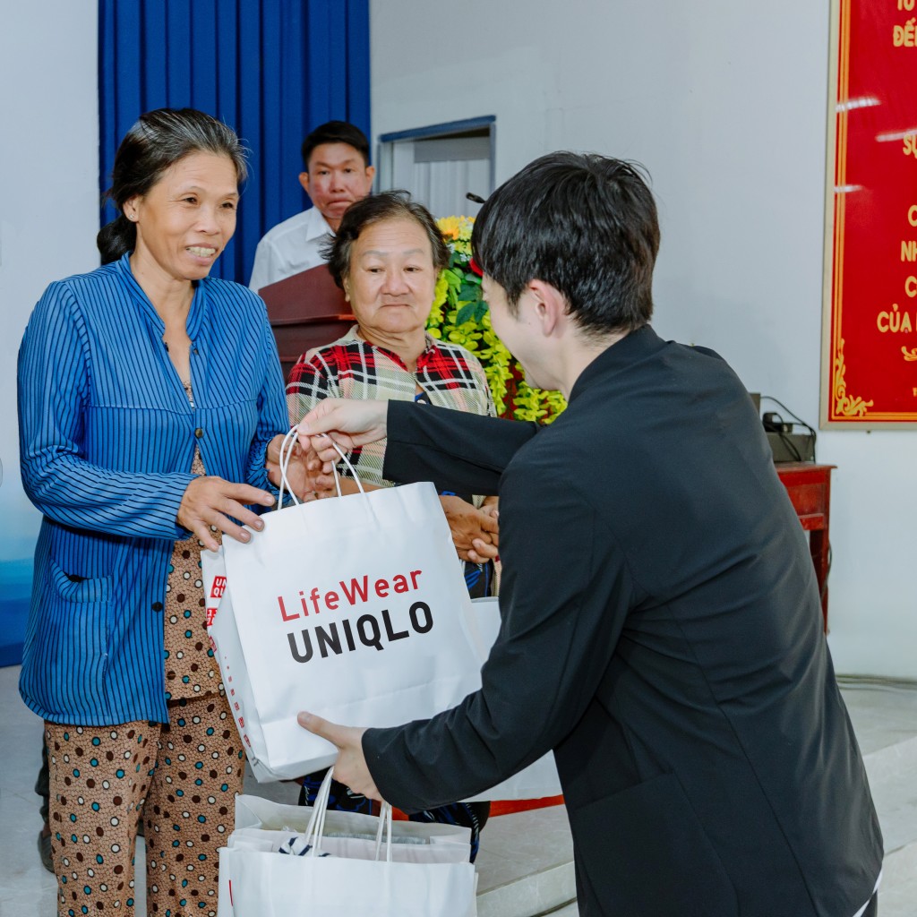 UNIQLO trao tặng gần 1.000 sản phẩm quần, áo thuộc chương trình RE.UNIQLO cho các hộ dân xã Long Hòa, huyện Châu Thành, tỉnh Trà Vinh UNIQLO trao tặng gần 1.000 sản phẩm quần, áo thuộc chương trình RE.UNIQLO cho các hộ dân xã Long Hòa, huyện Châu Thành, tỉnh Trà Vinh