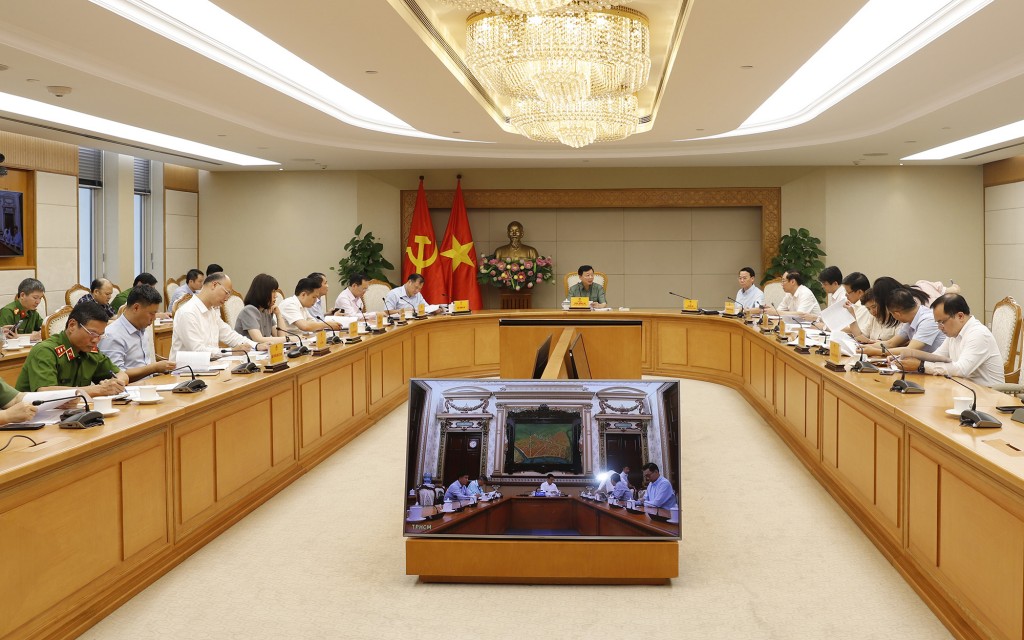 Phó Thủ tướng cũng yêu cầu Hà Nội, TPHCM chủ động xây dựng và thực hiện các phương án cụ thể để giảm ô nhiễm môi trường phù hợp với điều kiện thực tế - Ảnh: VGP/Đình Nam