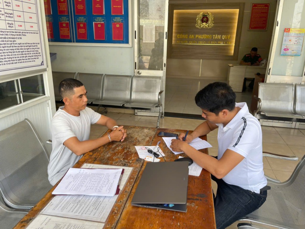 Đối tượng Nguyễn Tấn Khánh bị bắt giữ khi đang lẩn trốn tại TP. Hồ Chí Mính (Ảnh: Công an Quảng Nam)