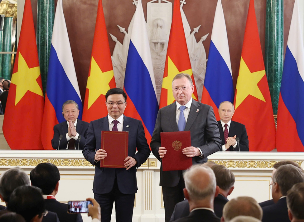 Petrovietnam đã chủ động đẩy mạnh mở rộng hợp tác trong và ngoài nước. Trong ảnh, Chủ tịch HĐTV Petrovietnam Lê Mạnh Hùng trao đổi văn kiện hợp tác với lãnh đạo Zarubezhneft (Nga)