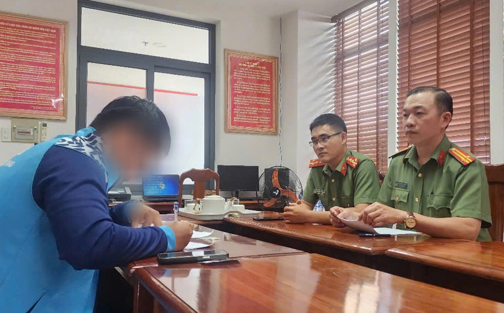 Cán bộ Phòng An ninh chính trị nội bộ lập biên bản xử phạt vi phạm hành chính đối với N.V.Q (Ảnh: Công an Quảng Nam)