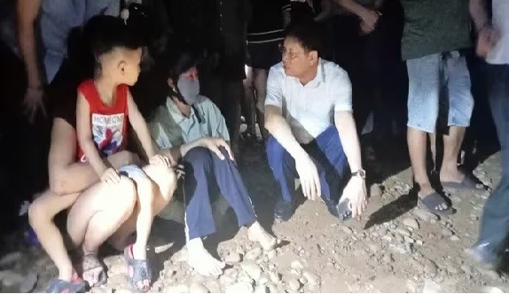 Ông Nghiêm Xuân Cường, Phó Chủ tịch UBND tỉnh Quảng Ninh đã đến hiện trường để chỉ đạo công tác tìm kiếm cứu nạn. Ảnh: QMG