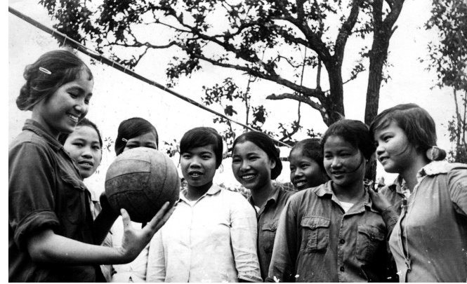 Đội bóng chuyền nữ thanh niên xung phong xây dựng vùng kinh tế mới Hà Nội tại Lâm Đồng (Ảnh tư liệu của Trần Ngọc Trác)