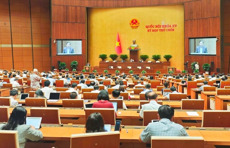 Quốc hội thảo luận việc miễn học phí cho học sinh