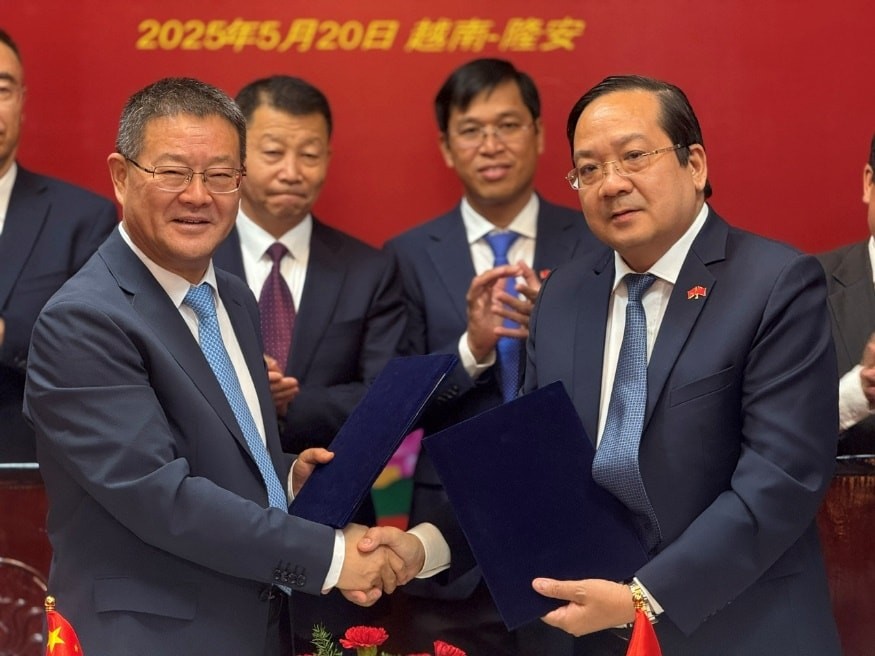 Ông Nguyễn Minh Lâm (phải) và ông Liu Tao (trái) trong Lễ ký kết Ý định thư về hợp tác hữu nghị giữa 2 tỉnh trên các lĩnh vực kinh tế - xã hội.