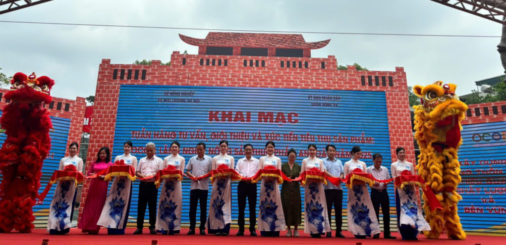 Các đại biểu cắt băng khai mạc tuần hàng Các đại biểu cắt băng khai mạc tuần hàng