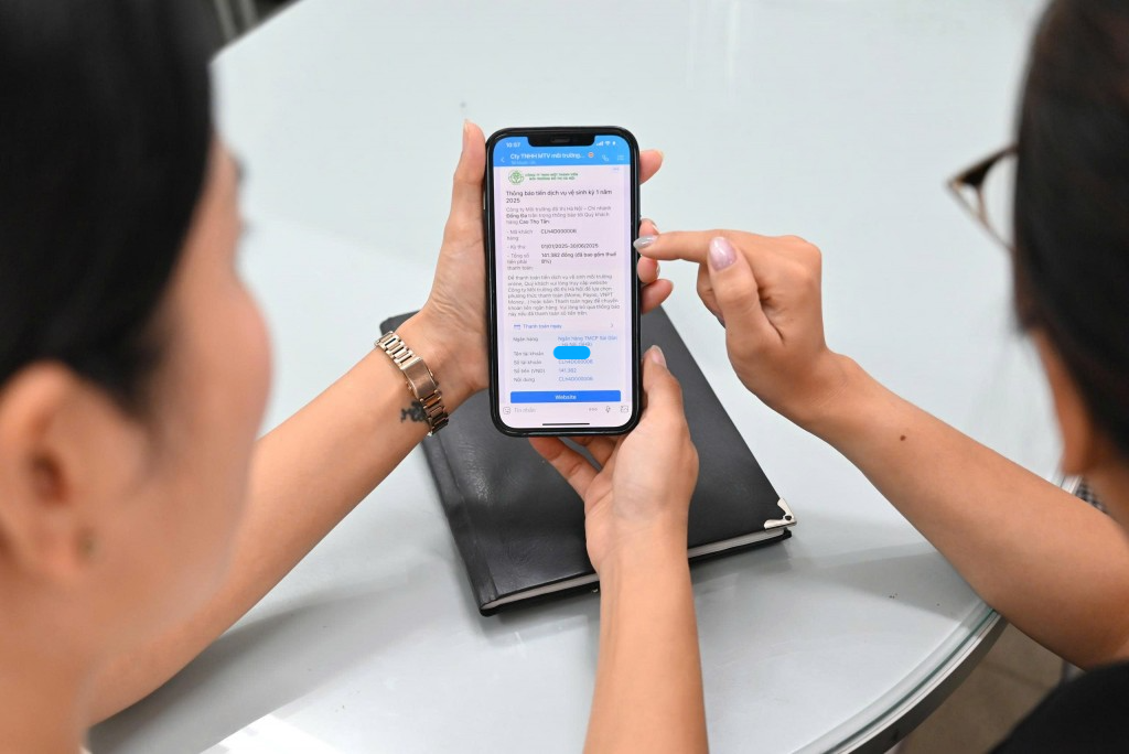 Thao tác thanh toán dịch vụ vệ sinh đơn giản trên thiết bị điện tử thông minh