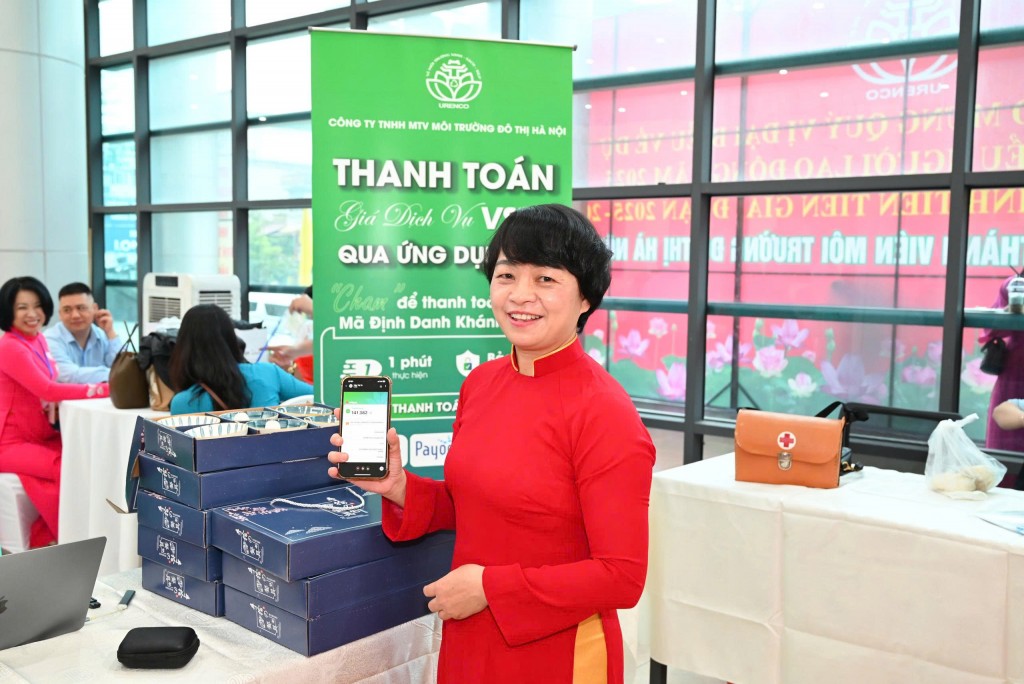 Người dân dễ dàng trả phí dịch vụ môi trường qua ứng dụng trên điện thoại