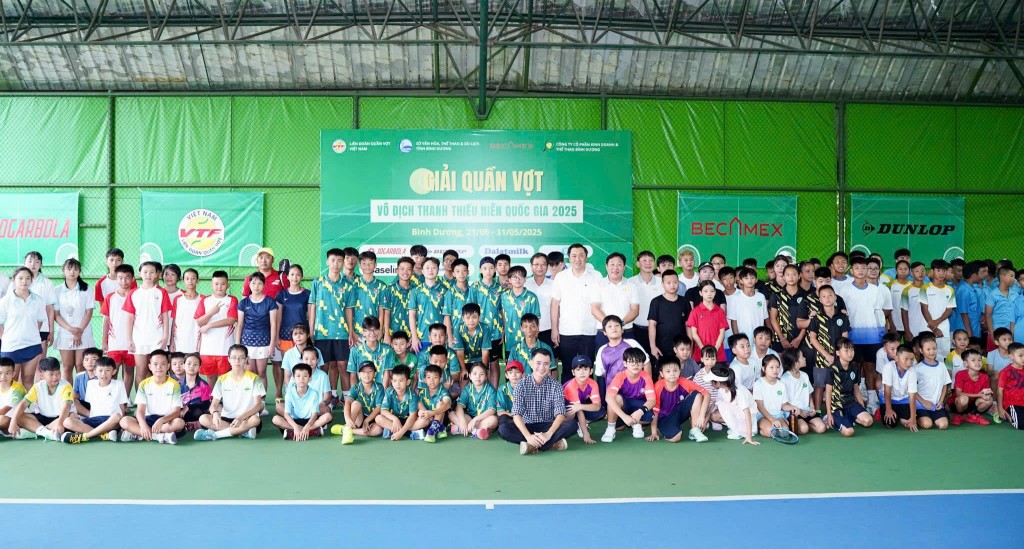 Đại biêu, Ban tổ chức giải chụp hình lưu niệm cùng các  vận động viên tham dự giải