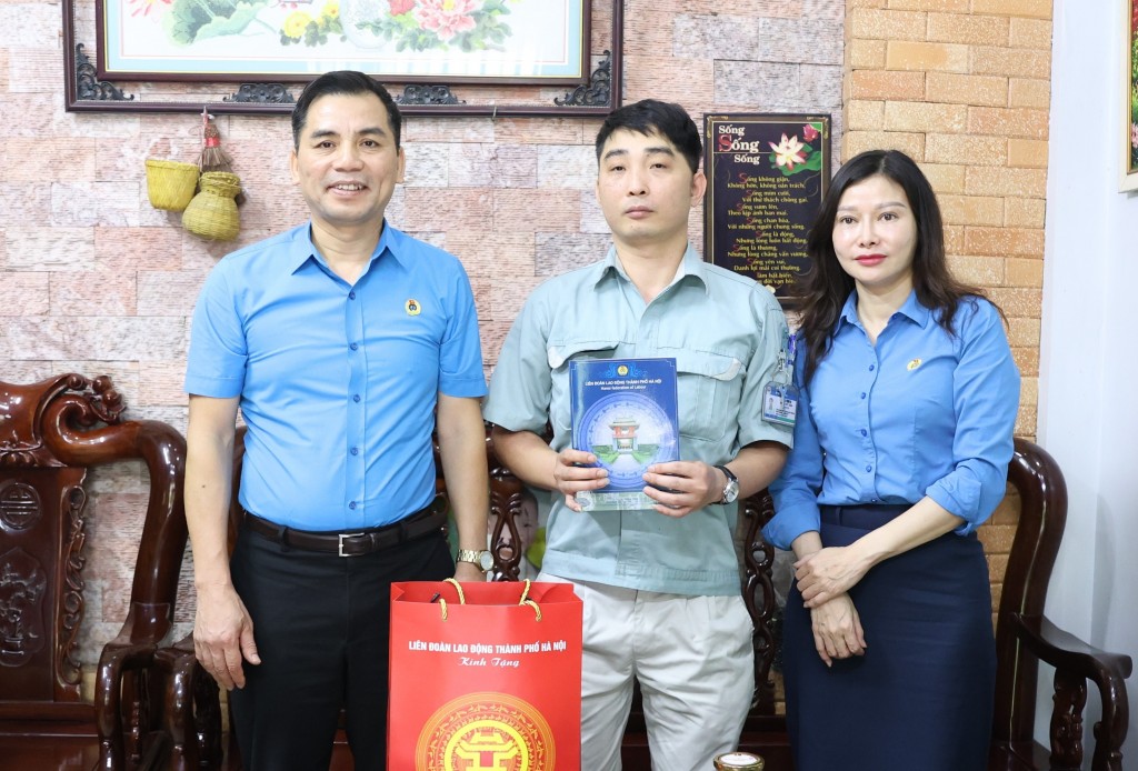 Phó Chủ tịch Thường trực LĐLĐ thành phố Hà Nội Lê Đình Hùng trao hỗ trợ cho đoàn viên Nguyễn Viết Thắng