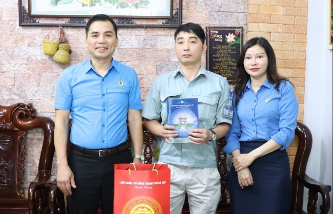 Công đoàn Thủ đô thăm, tặng quà công nhân bị tai nạn lao động