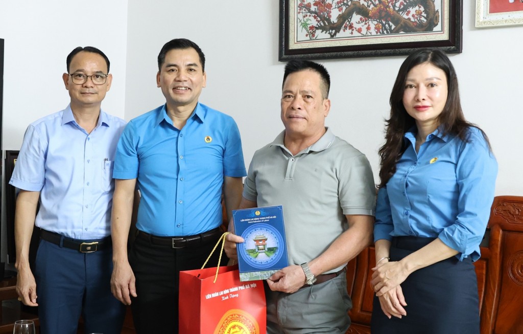 Phó Chủ tịch Thường trực LĐLĐ thành phố Hà Nội Lê Đình Hùng trao hỗ trợ cho đoàn viên Nguyễn Hữu Hùng