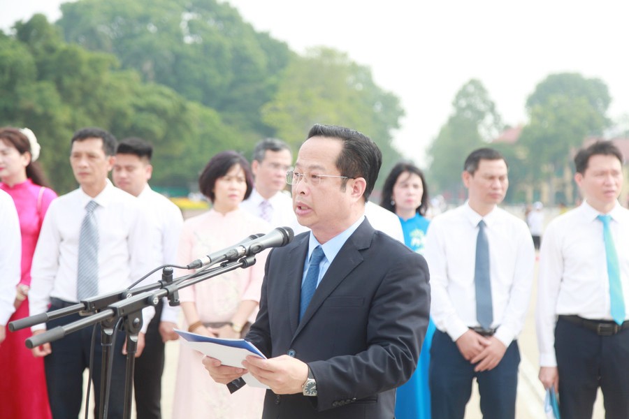 Học sinh giỏi tiêu biểu Thủ đô báo công dâng Bác
