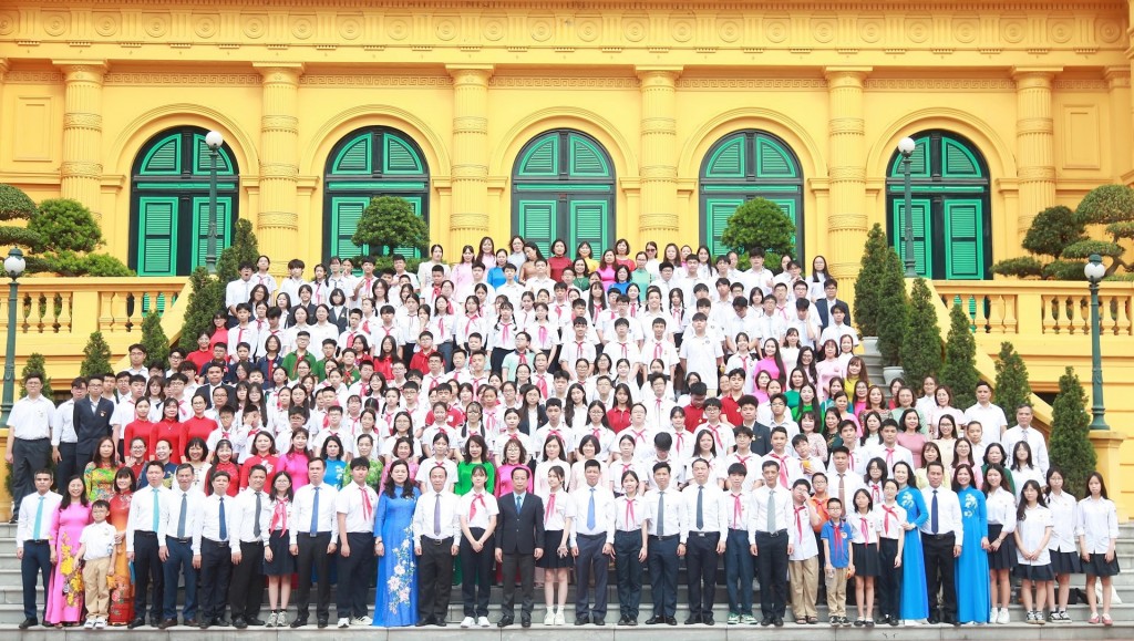 Học sinh giỏi tiêu biểu Thủ đô báo công dâng Bác