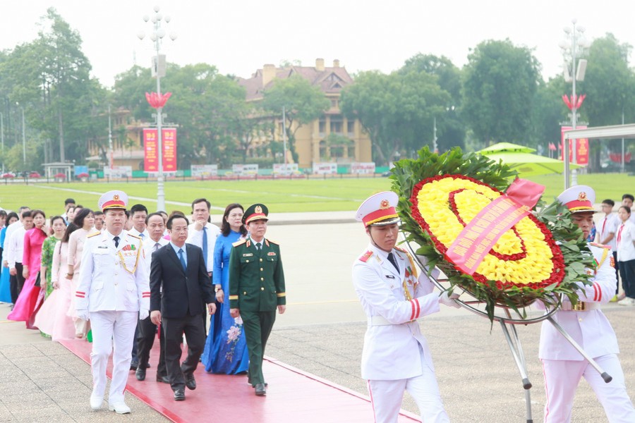 Học sinh giỏi tiêu biểu Thủ đô báo công dâng Bác