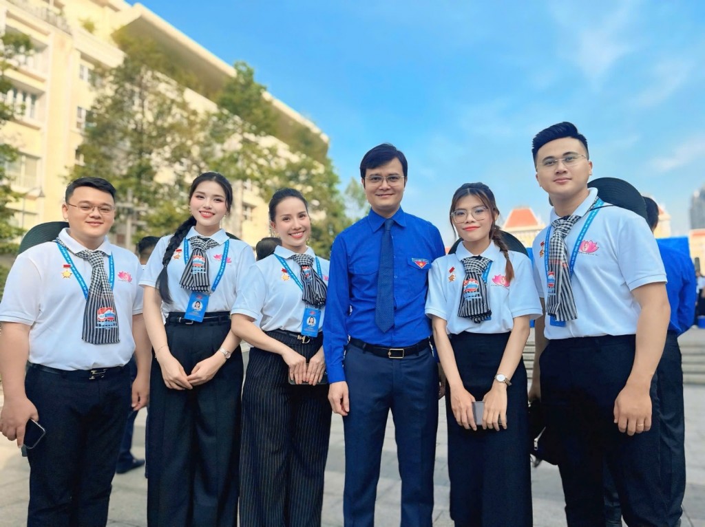 TS. Nguyễn Hoàng Tịnh Uyên cùng với các đại biểu thành phố Đà Nẵng ghi lại kỷ niệm cùng với Bí thư thứ nhất Trung Ương Đoàn Bùi Quang Huy tại Lễ tuyên dương Thanh niên tiên tiến làm theo lời Bác toàn quốc 2025