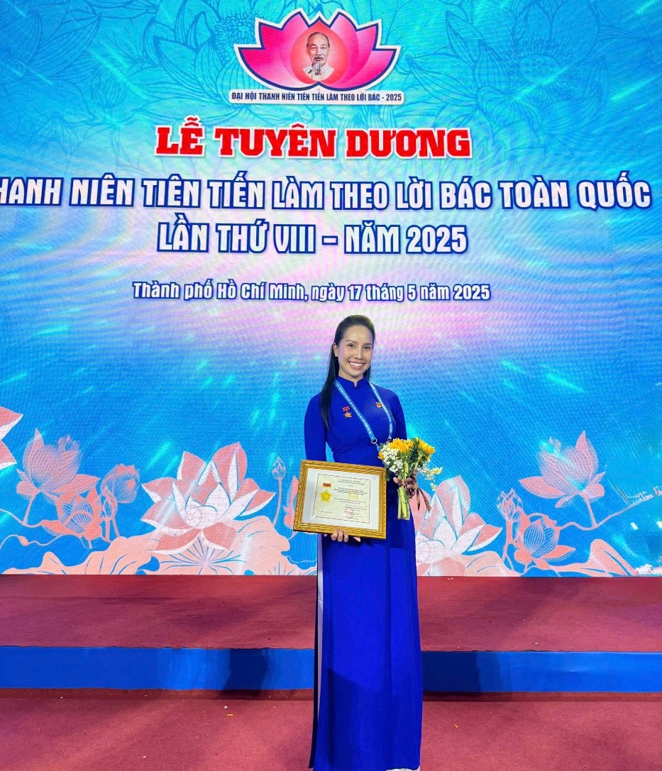 TS. Nguyễn Hoàng Tịnh Uyên trong buổi lễ tuyên dương Thanh niên tiên tiến làm theo lời Bác toàn quốc 2025