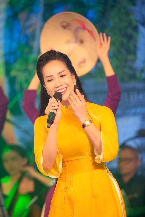  TS. Nguyễn Hoàng Tịnh Uyên với vai trò nghệ sĩ biểu diễn