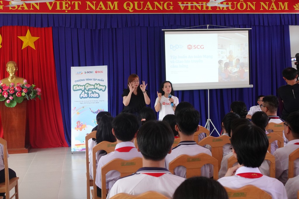 Điểm nhấn của sự kiện năm nay là buổi tập huấn chuyên đề “An toàn trên không gian mạng”, nơi 100 học sinh khiếm thính được cung cấp những kiến thức thiết yếu để sử dụng internet một cách an toàn và lành mạnh.