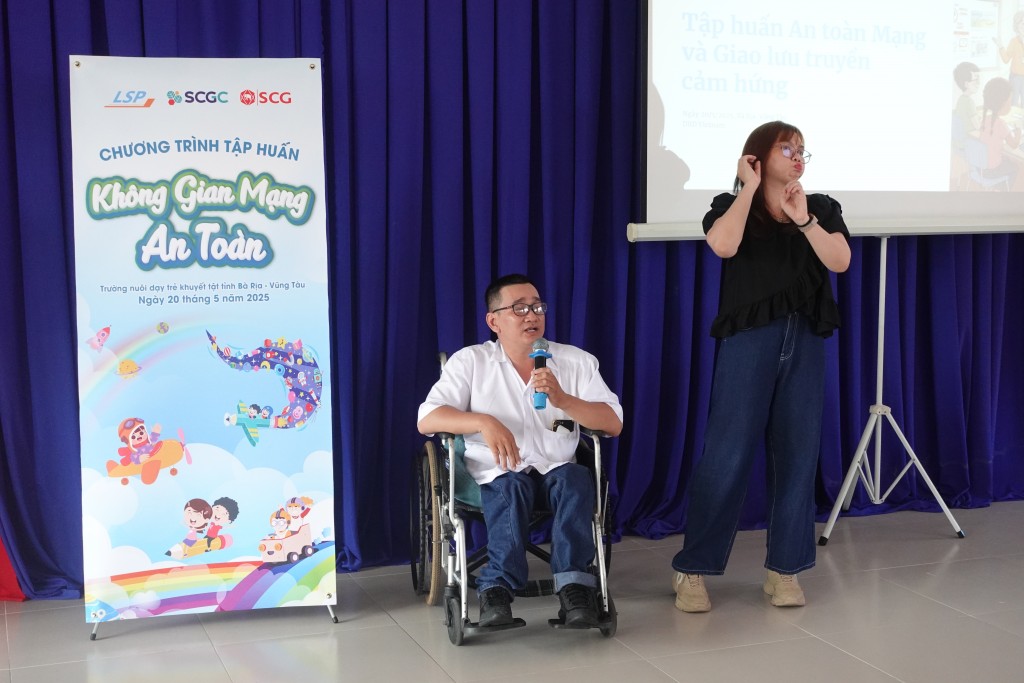 Bên cạnh đó, các em còn có cơ hội giao lưu cùng ông Nguyễn Minh Hảo – chuyên gia công nghệ thông tin và cũng là một tấm gương vượt khó tiêu biểu, giúp các em tiếp thêm nghị lực và niềm tin trên hành trình vươn tới tương lai.