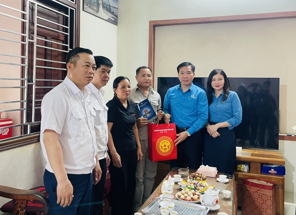 Thăm, tặng quà công nhân bị tai nạn lao động ngành Công thương