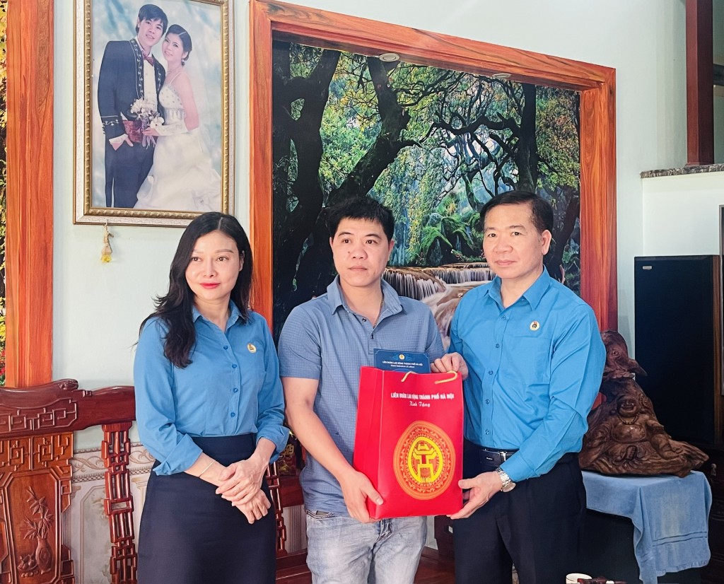 2.	Đồng chí Nguyễn Huy Khánh – Phó Chủ tịch LĐLĐ thành phố Hà Nội trao  quà cho công nhân Hoàng Xuân Lộc