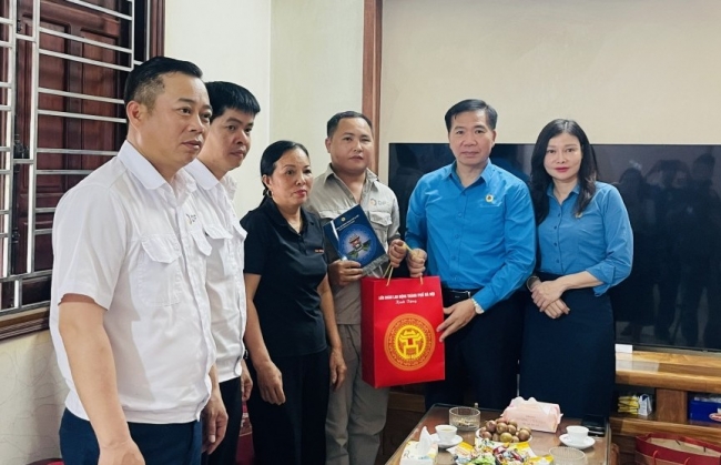 Thăm, tặng quà công nhân bị tai nạn lao động ngành Công thương