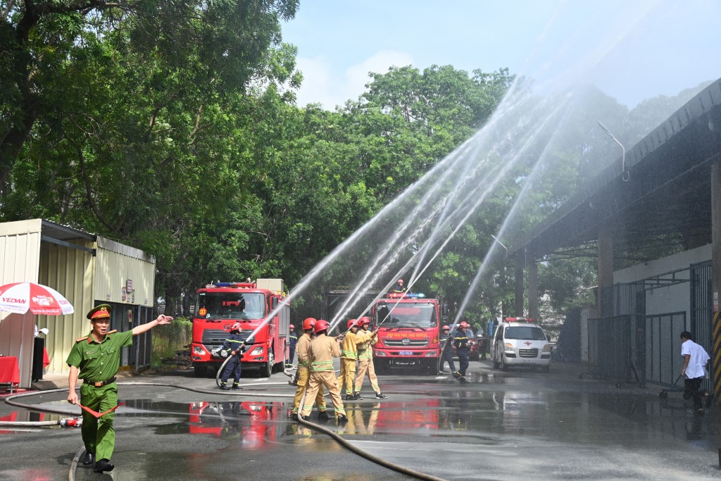 Lực lượng PCCC chuyên nghiệp và PCCC Vedan phối hợp dập lửa Lực lượng PCCC chuyên nghiệp và PCCC Vedan phối hợp dập lửa