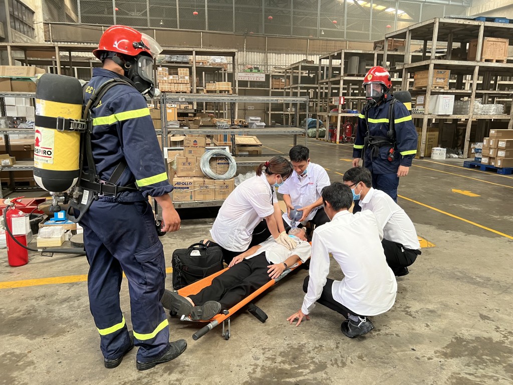 Lực lương y tế cấp cứu người bị nạn Lực lương y tế cấp cứu người bị nạn